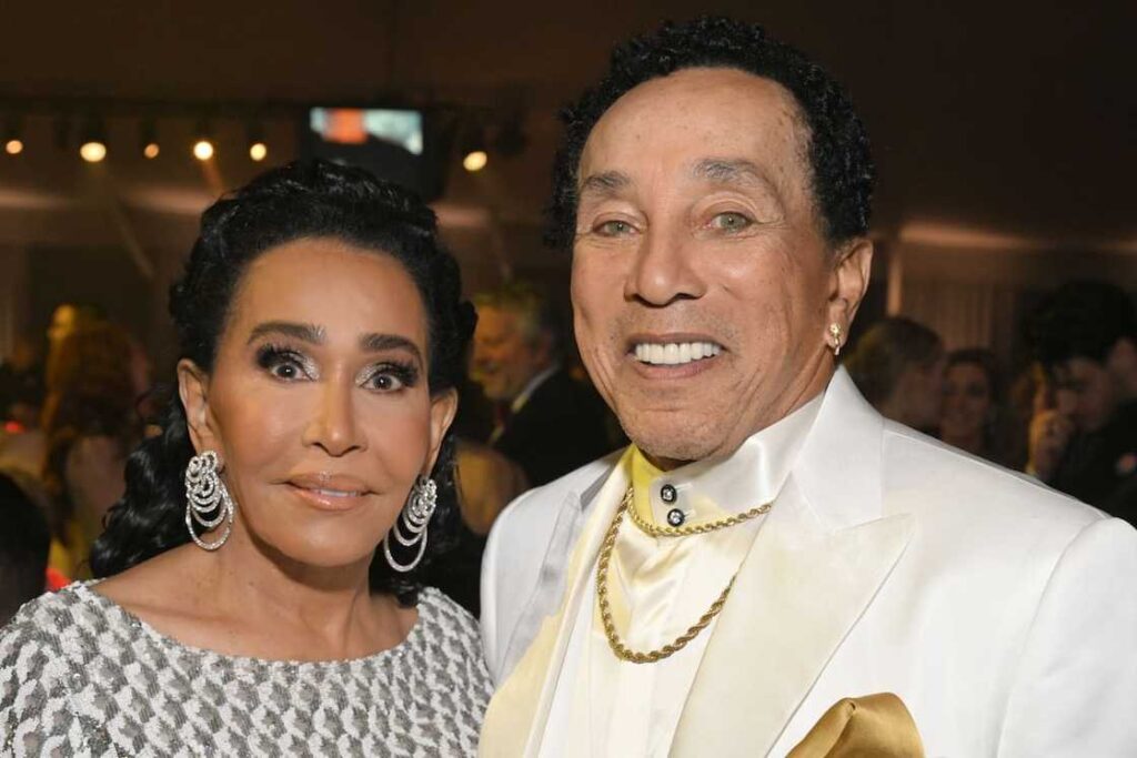 smokey robinson wife