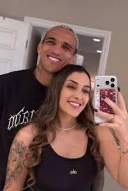 charles oliveira wife